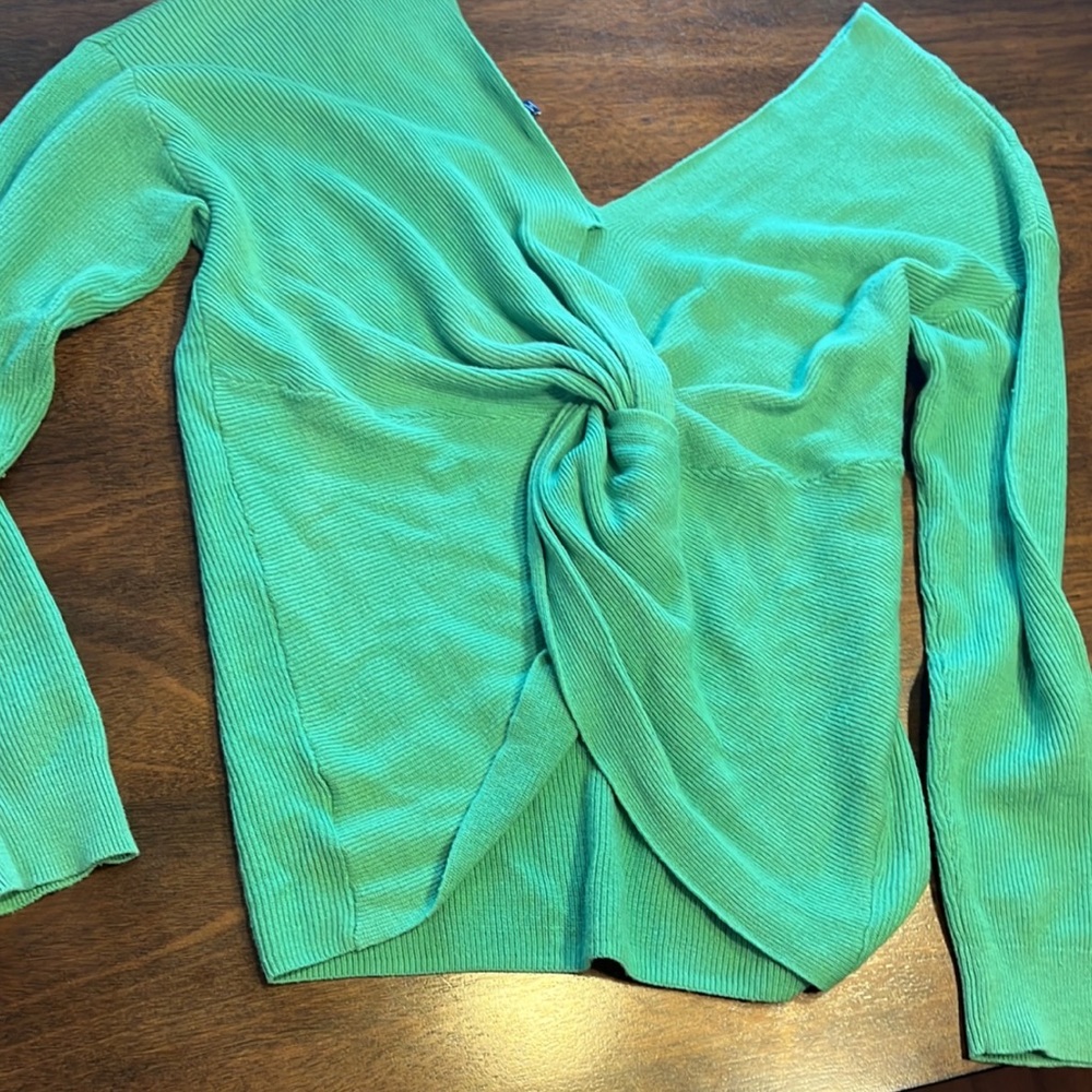 Green lightweight sweater 💚